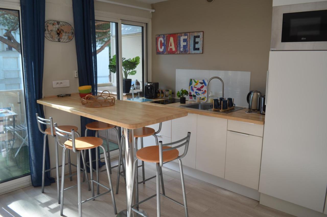 Charmant Appartement A 350M De La Plage Et Du Port Frejus Luaran gambar