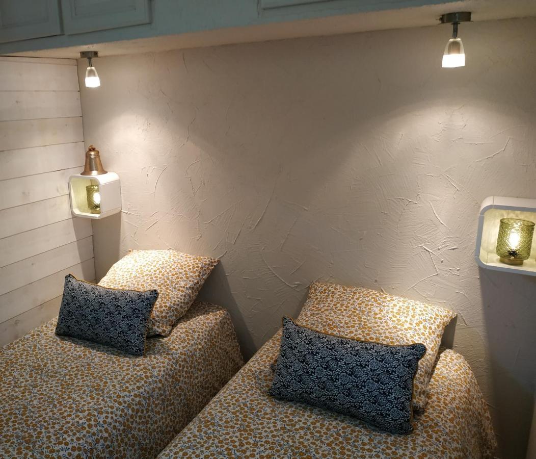 Charmant Appartement A 350M De La Plage Et Du Port Frejus Luaran gambar