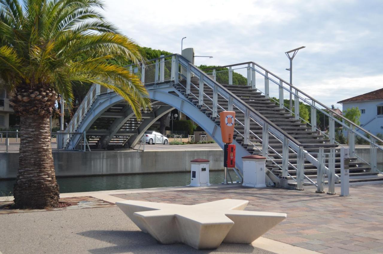 Charmant Appartement A 350M De La Plage Et Du Port Frejus Luaran gambar