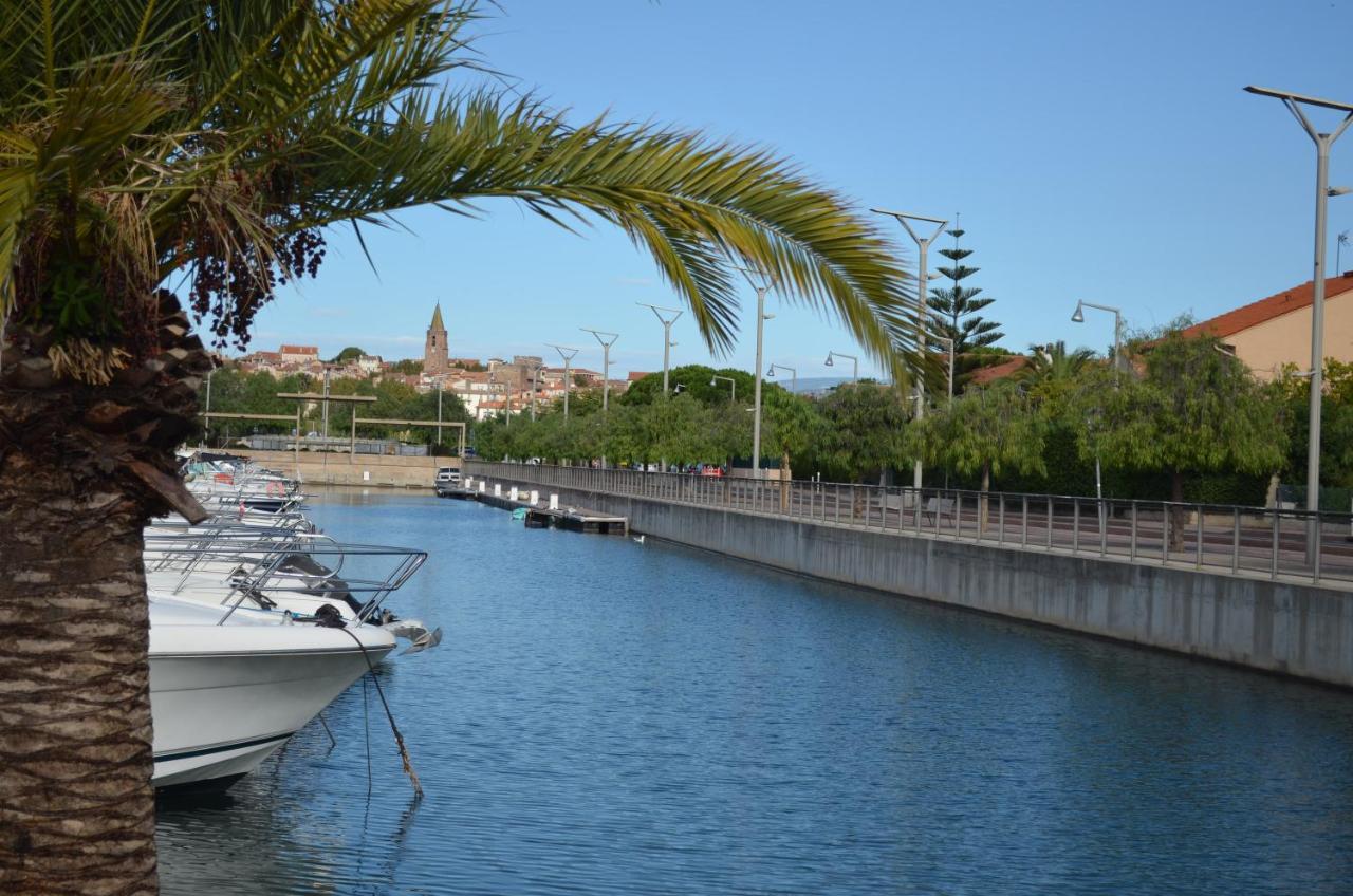 Charmant Appartement A 350M De La Plage Et Du Port Frejus Luaran gambar