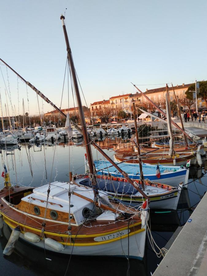 Charmant Appartement A 350M De La Plage Et Du Port Frejus Luaran gambar