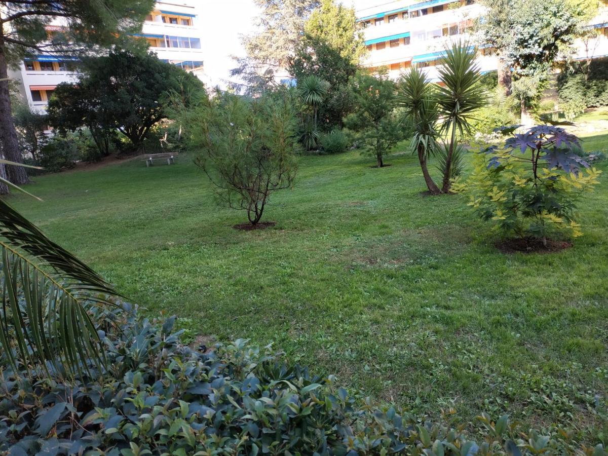 Charmant Appartement A 350M De La Plage Et Du Port Frejus Luaran gambar