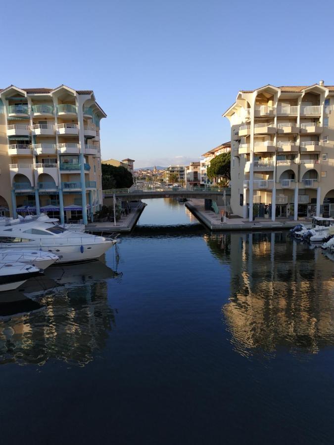 Charmant Appartement A 350M De La Plage Et Du Port Frejus Luaran gambar