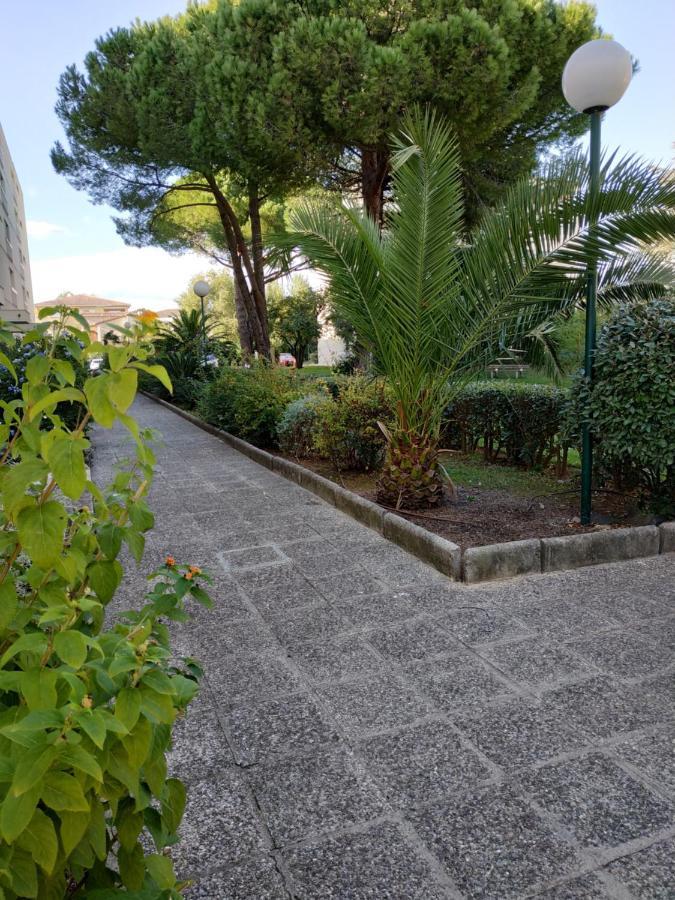 Charmant Appartement A 350M De La Plage Et Du Port Frejus Luaran gambar