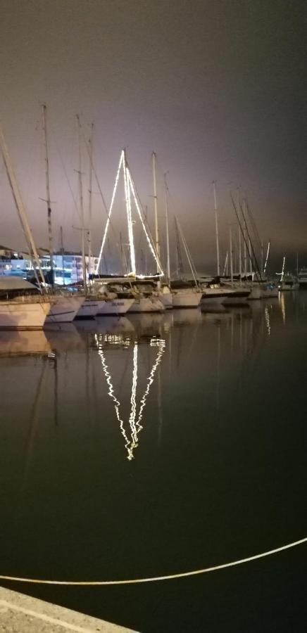 Charmant Appartement A 350M De La Plage Et Du Port Frejus Luaran gambar